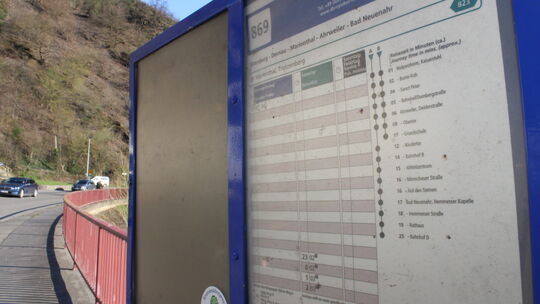 Die Rotweinstraße als Hauptverkehrsader durchs Ahrtal. Im Fahrplan der Bushaltestelle in Marienthal in Richtung Bad Neuenahr ist