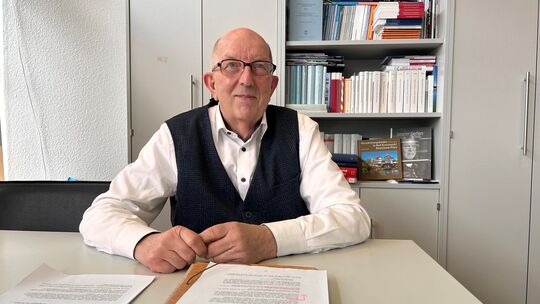 Michael Wäschenbach in seinem Bürgerbüro in der Wilhelmstraße in Betzdorf. Der 71-Jährige wird hier nicht mehr so präsent sein,