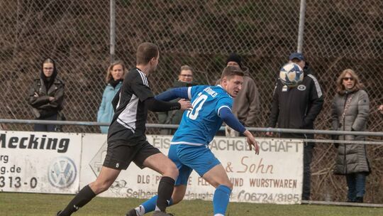 Leon Kellerer (blaues Trikot) und die SG Soonwald wollen nach dem Topspiel-Sieg über die SG Meisenheim II nachlegen. Sie sind in