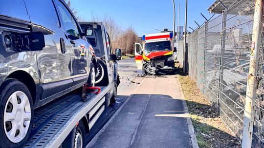 Der RTW kollidierte im Laufe des Unfallgeschehens auch noch mit dem Abschleppwagen.