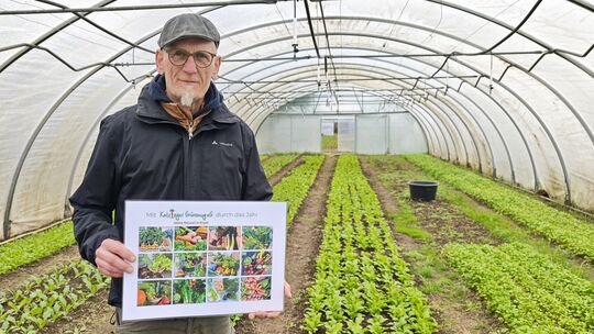 Martin Lang, Vorstandsmitglied und ehrenamtlicher Betriebsleiter, zeigt den Inhalt der Gemüselieferung im Laufe des Jahres in ei