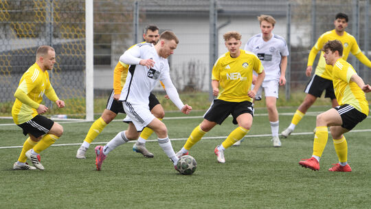 Die jüngste Aufgabe bei der SG Altendiez/Gückingen haben Adrian Bruch (am Ball) und seine SG Horressen-Elgendorf erfolgreich gem