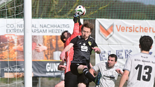 Vinzenz Schneider (in Schwarz) von der Grafschafter SG kommt hier im Spiel gegen die SG Eich zu spät, am Ende hatte die GSG denn