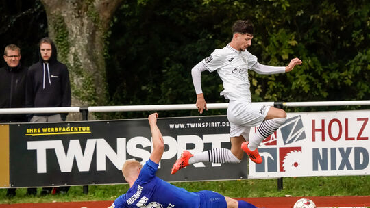 Im Hinspiel setzten sich Philipp Schmitz (blaues Trikot) und seine SG 99 Andernach mit 3:2 gegen den VfB Linz und Adis Siljkovic