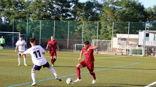 Lukas Mifka (am Ball) peilt am Sonntagnachmittag mit dem TuS Holzhausen im Nastätter Schulzentrum einen Heimsieg gegen den Tabel