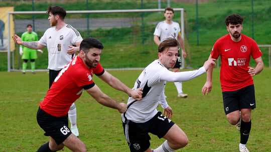 Für den VfL Rüdesheim (rote Trikots, im Duell mit der SG Weinsheim) steht eine wichtige Partie in Pfaffen-Schwabenheim an.