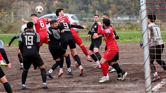 Diese Szenen wie hier aus dem Spiel gegen den TuS Mayen gehören der Vergangenheit an: Der SV Anadolu Spor Koblenz verlässt den H