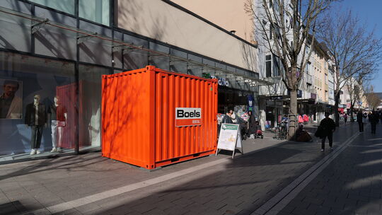 Nicht nur durch seine Leuchtfarbe fällt der Container auf. Wenn die Arbeiten in der Schloßstraße abgeschlossen sind, soll er abe