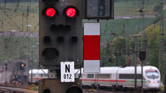 Am linken Mittelrhein wird die Bahnstrecke zwischen Bingen und Bacharach teilweise voll gesperrt. (Symbolfoto)