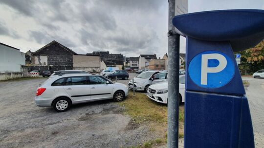 Auf diesem zurzeit recht unansehnlichen Parkraum soll die Hochgarage entstehen.