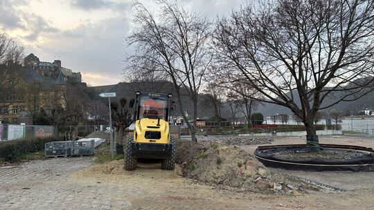 Auf dem Festplatz am St. Goarer Rheinufer ist bereits ein Bagger im Einsatz. So soll es ab August auch im Abschnitt zwischen Rhe Auf dem Festplatz am St. Goarer Rheinufer ist bereits ein Bagger im Einsatz. So soll es ab August auch im Abschnitt zwischen Rhe
