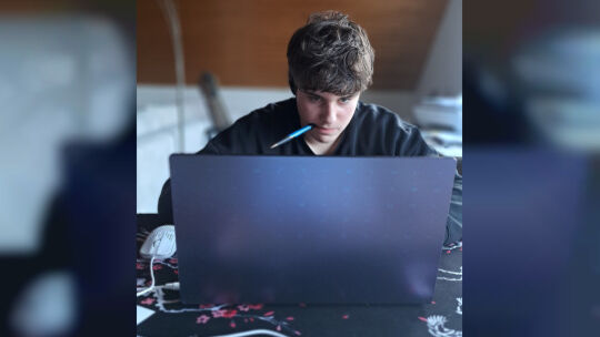 Sohn Julian beim Programmieren. Der 13-Jährige unterstützt den Vater.