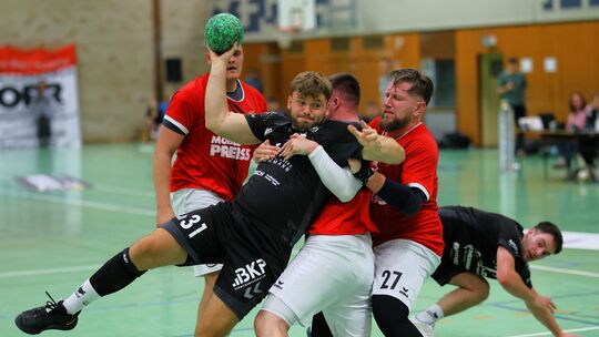 Das Hinspiel in Kastellaun war ein harter Kampf, den die HSG Hunsrück (in Schwarz mit Collin Reuter) knapp mit 24:23 bei der HSG