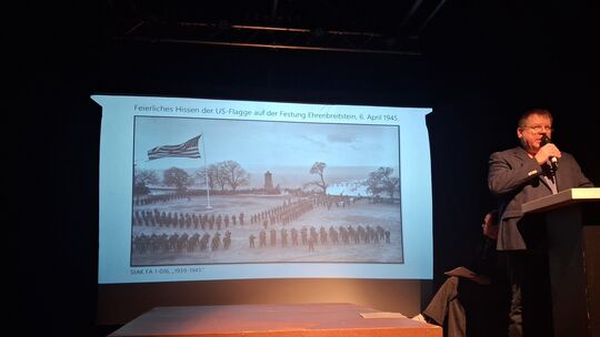 Michael Koelges, ehemaliger Leiter des Koblenzer Stadtarchivs, hielt den Vortrag.