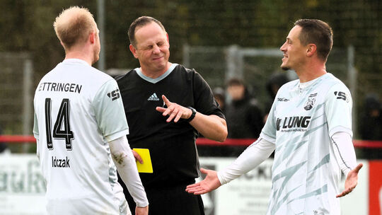 Die SG Ettringen/St. Johann um Spielertrainer Eike Idczak (links) und Patrick Krajewski (rechts) müssen auf ihren rotgesperrten