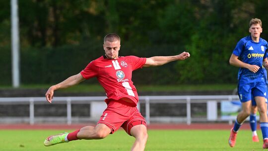 Im Hinspiel besiegte der Ahrweiler BC die SG Arzfeld deutlich mit 7:0. Den Treffer zum 2:0 erzielte Roman Voloshchuk (rotes Trik