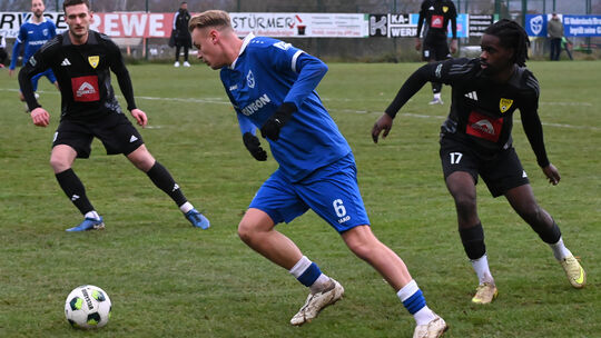 Marius Dreker (in Blau) und seine SG Mudersbach/Brachbach erwartet ein schweres Auswärtsspiel beim VSV Wenden.