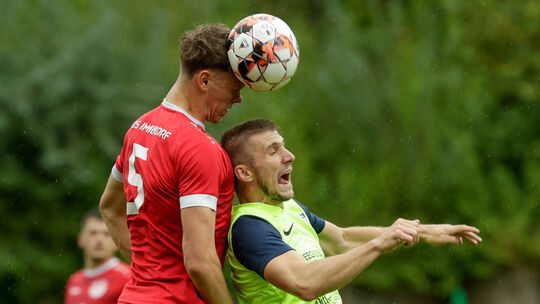Im Hinspiel hatte Immendorf um Lukas Claus die Lufthoheit gegen den FC Bitburg, das intensive Duell auf dem Arenberger Ausweich-