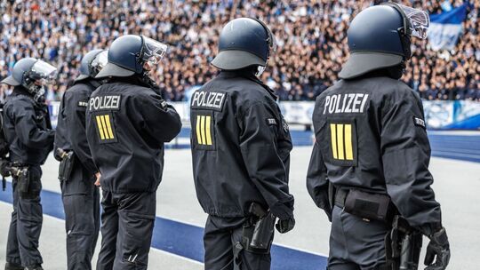 Polizei im Fußballstadion