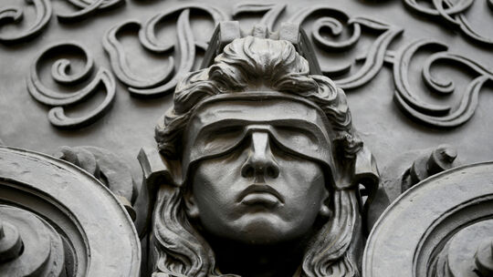 Justitia wacht über die Verhandlungen im Fall des 43-jährigen Angeklagten aus Bad Kreuznach.