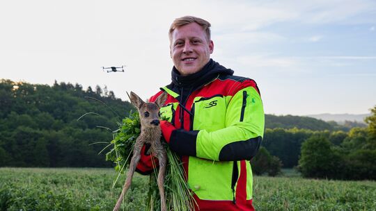 Bei der Kitzrettung kommen Wärmebilddrohnen zum Einsatz, die Rehkitze vor der Mahd im hohen Gras aufspüren.