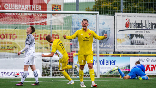Nichts zu bestellen hatten Carsten Thelen (weißes Trikot) und sein SV Eintracht Mendig bei der 0:3-Hinspielniederlage beim TuS K
