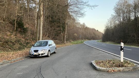 Scheinbar wochenlang unbewegt stand dieses Fahrzeug am Rastparkplatz an der L 281 bei Hachenburg. Doch was sagen Ordnungsamt und