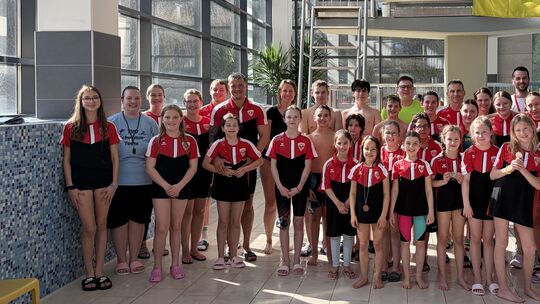 Das Team des TV Oberstein bei der Bezirksmeisterschaft im Hallenbad der Schmuckstadt.