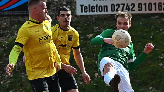Die Sportfreunde Schönstein (gelbe Trikots) werden auf dem großen Platz in Niederfischbach sicherlich mehr gefordert sein als be