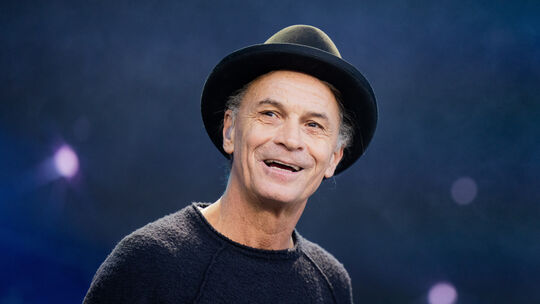 Peter Brings gehörte 1991 zu den Gründungsmitgliedern von Brings. Heute blickt er zurück auf 35 Jahre Bandgeschichte, die neben