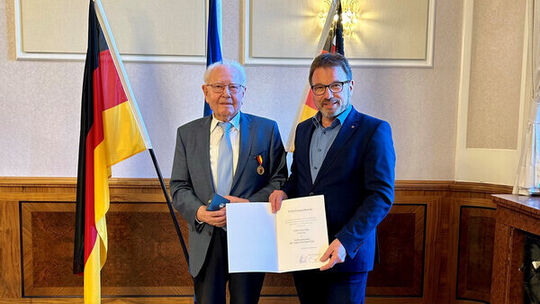 SGD-Nord-Präsident Wolfgang Treis (rechts im Bild) überreichte die Landesverdienstmedaille an Willi Bode.