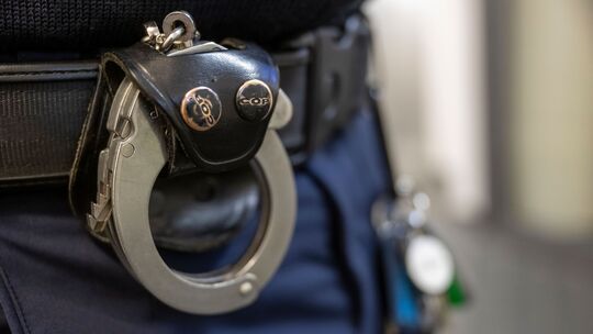 Nach einer Messerattacke in Pfaffen-Schwabenheim nahm die Polizei einen Mann fest (Symbolfoto).