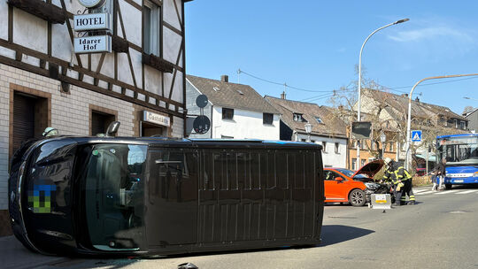 Die Unfallstelle in der Layenstraße: Ein umgekippter Kleintransporter nach der Kollision mit einem Pkw.