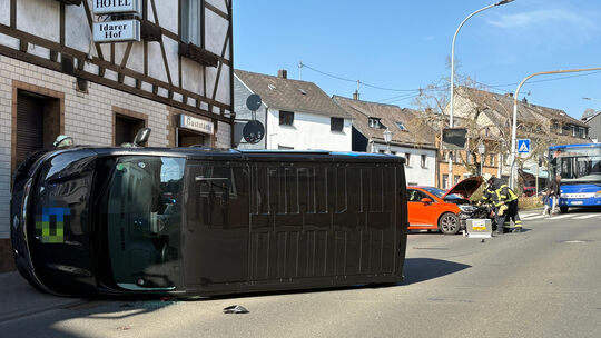 Die Unfallstelle in der Layenstraße: Ein umgekippter Kleintransporter nach der Kollision mit einem Pkw.