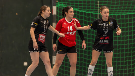 Abwehrarbeit: Emma Juchem (links) und Esmée Huck wollen mit der HSG Nahe-Glan einen wichtigen Heimsieg landen.