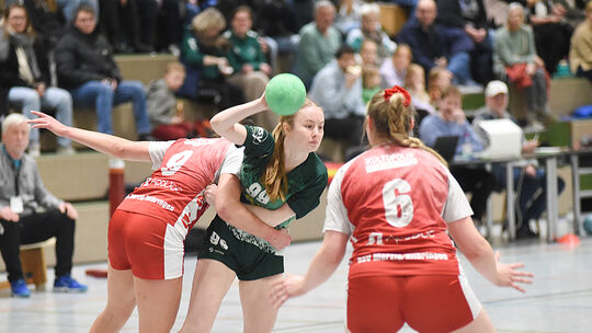 Letztes Heimspiel: Feline Teuscher (grünes Trikot) und die Frauen des HSV Sobernheim wollen sich mit einer guten Partie vom Heim