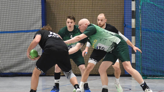 Michel Schneider, der Vorsitzende des HSV Sobernheim (grünes Trikot), wurde gerade Meister mit der zweiten Mannschaft. Mischt er