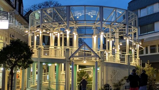 Blickfang am Abend: der Betzdorfer Rampenwendel in der Innenstadt, um deren Sicherheitssiuation seit Monatem eine teils kontrove