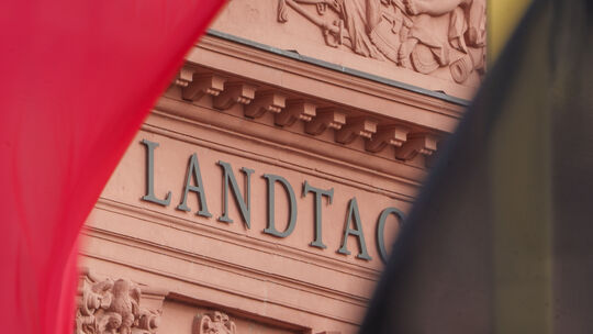 Kommt es nach 35 Jahren zu einem Machtwechsel in Rheinland-Pfalz? In der letzten ZDF-Umfrage kurz vor der Wahl deutet es sich er