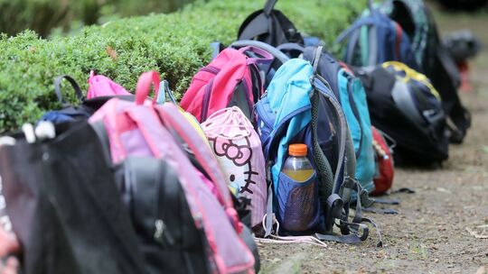 Schulranzen stehen auf dem Boden