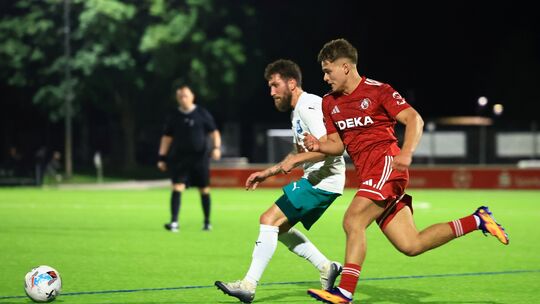 Im Hinspiel, das an einem Freitagabend stattfand, setzten sich Hendrik Hillen (grün-weißes Trikot) und seine SG 2000 Mülheim-Kär