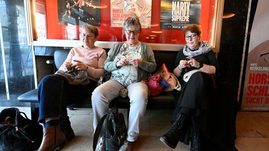 Mit Stricknadel und Wollknäuel ins Kino