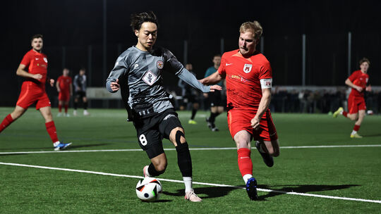 Takumu Yamahara (links, hier im am 4. März nach Verlängerung verlorenen Rheinlandpokal-Viertelfinale Bitburgs Kapitän Pascal Alf