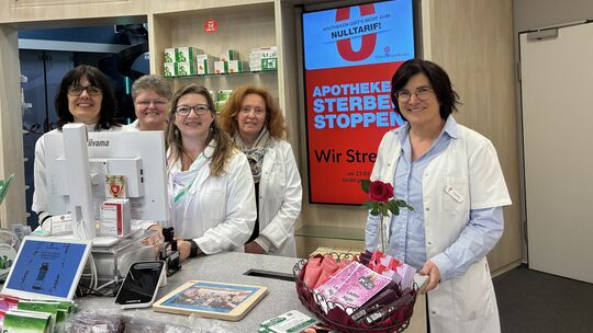 Petra Boch (rechts) beschäftigt 15 Mitarbeiter in der Flora-Apotheke in Kastellaun. Diese bleibt am Montag, 23. März, wegen eine