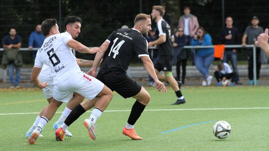 In der Hinrunde musste sich die SG Herschbach um Louis Schwarz (rechts) im Aufsteigerduell beim FC Kosova (links Eron Nekaj) mit