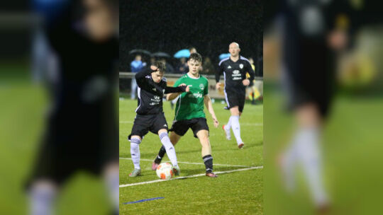 Nach dem 1:2 im ersten Mosel-Derby in Reil gegen die SG Bremm (grünes Trikot, mit Gianluca Knapp) reist die SG Mont Royal (links