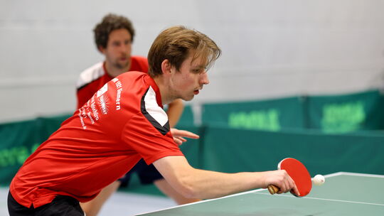 Der VfR Simmern um Max Klink (vorn) und Tobias Henrich trifft am Samstag (18 Uhr) im vorletzten Heimspiel auf Klein-Winternheim,