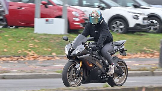 Ein Motorradfahrer blinkt links