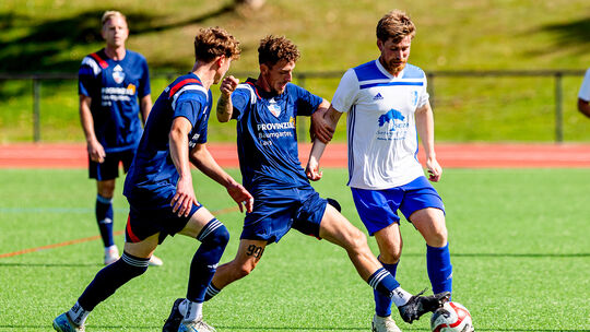 Im Hinspiel in Kastellaun unterlag der FC Peterswald-Löffelscheid (am Ball Spielertrainer Lukas Emmel) deutlich mit 0:4 bei der