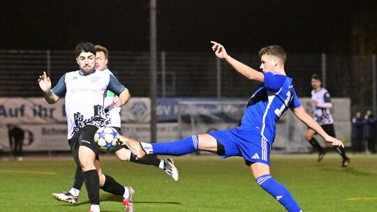 Für Tizian Karaschewitz (in Blau) und die SG Westum/Löhndorf zählt im Heimspiel auf dem Rasenplatz in Löhndorf gegen den SV Weit